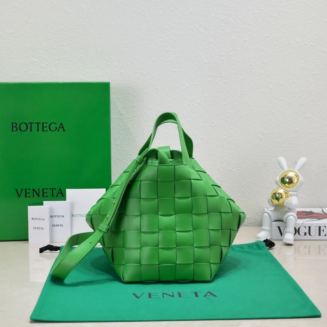 Batch 2600 BottegaVeneta What can be packed in the new bowling bag? Have you got the new bowling bag? Super large capacity ~ The key is low-key, simple and casual style ~ the fashion sense is not reduced at all. It combines BV's classic woven elements and can also be used for computers. The length of the shoulder straps can be adjusted. It is suitable for tall girls to carry. Boys also have a sunny back☀️ Style number: 7466# Size: 28*21*16
